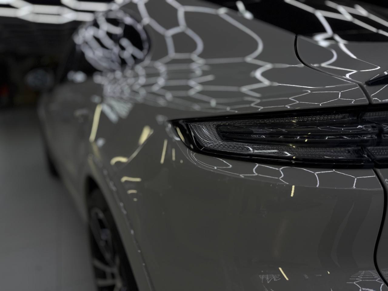Оклейка Porsche Cayenne GTS в полиуретановую пленку 230 мкм: максимальная защита для максимального автомобиля